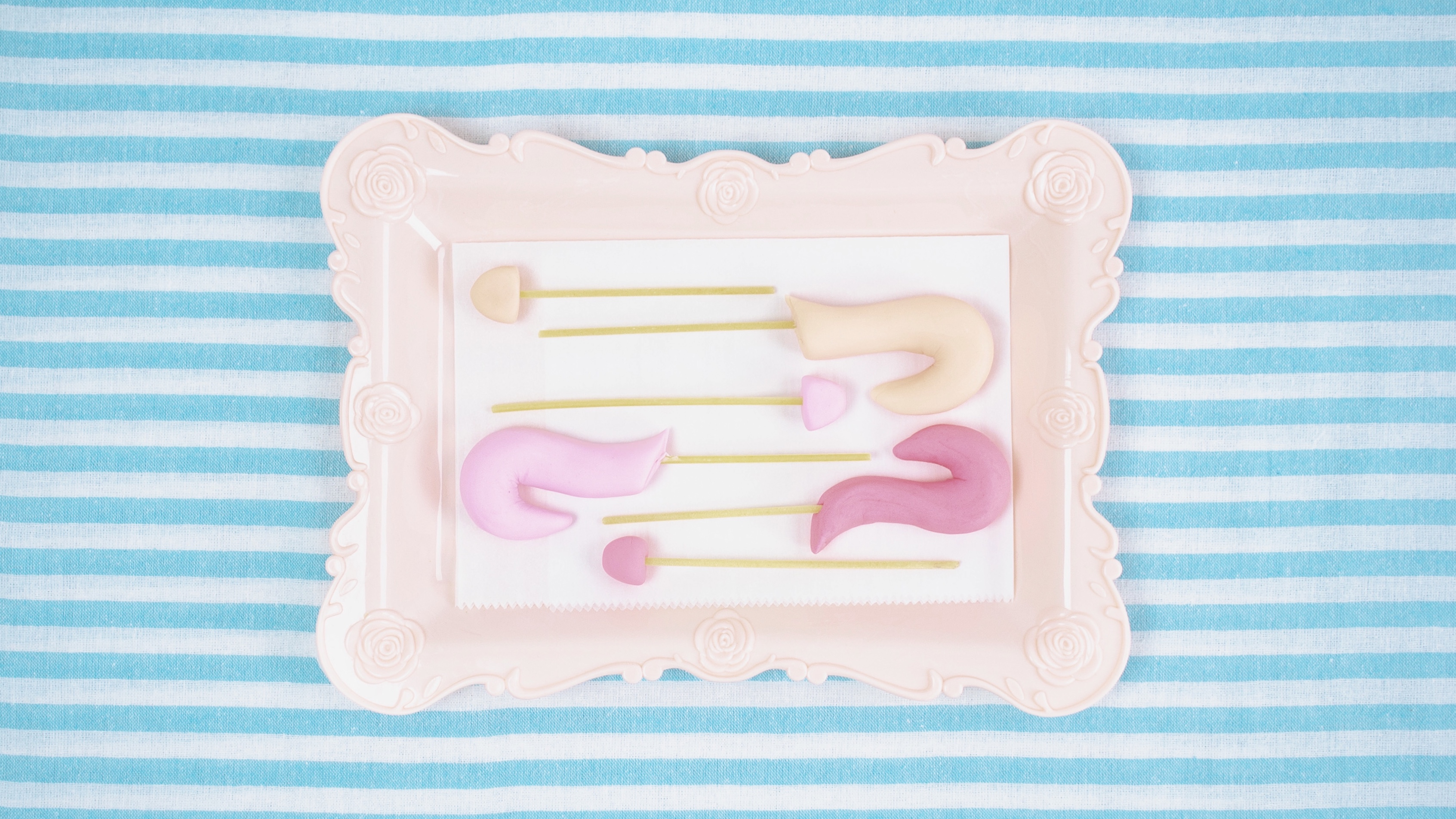 Shape the flamingo heads